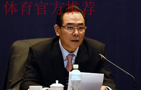 佩兰正式出任中国男足主教练 蔡振华赠送队服